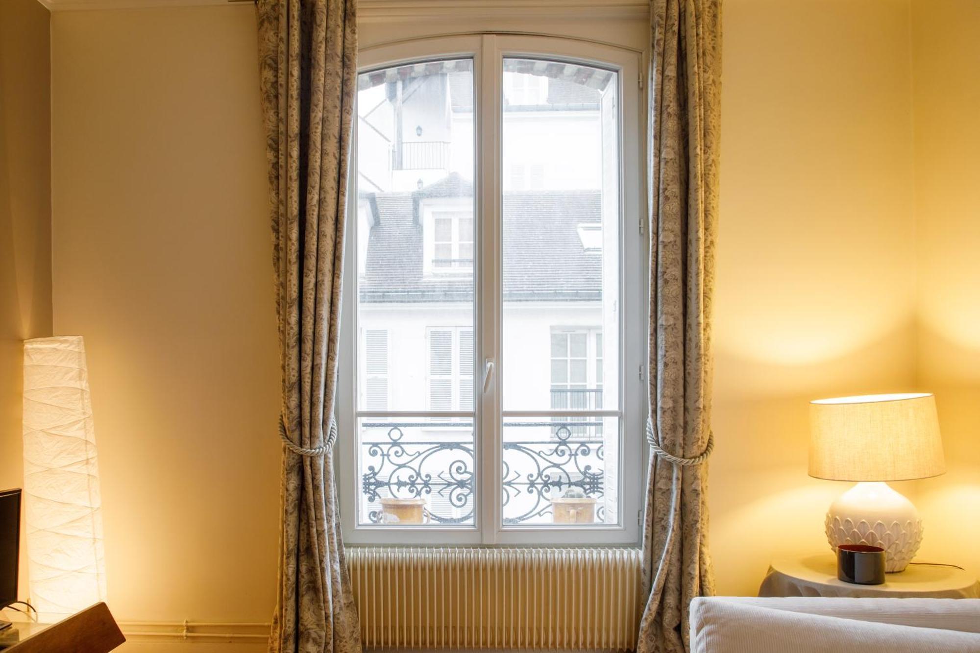 Apartment Stylishly Decorated 2bd Montmatre!