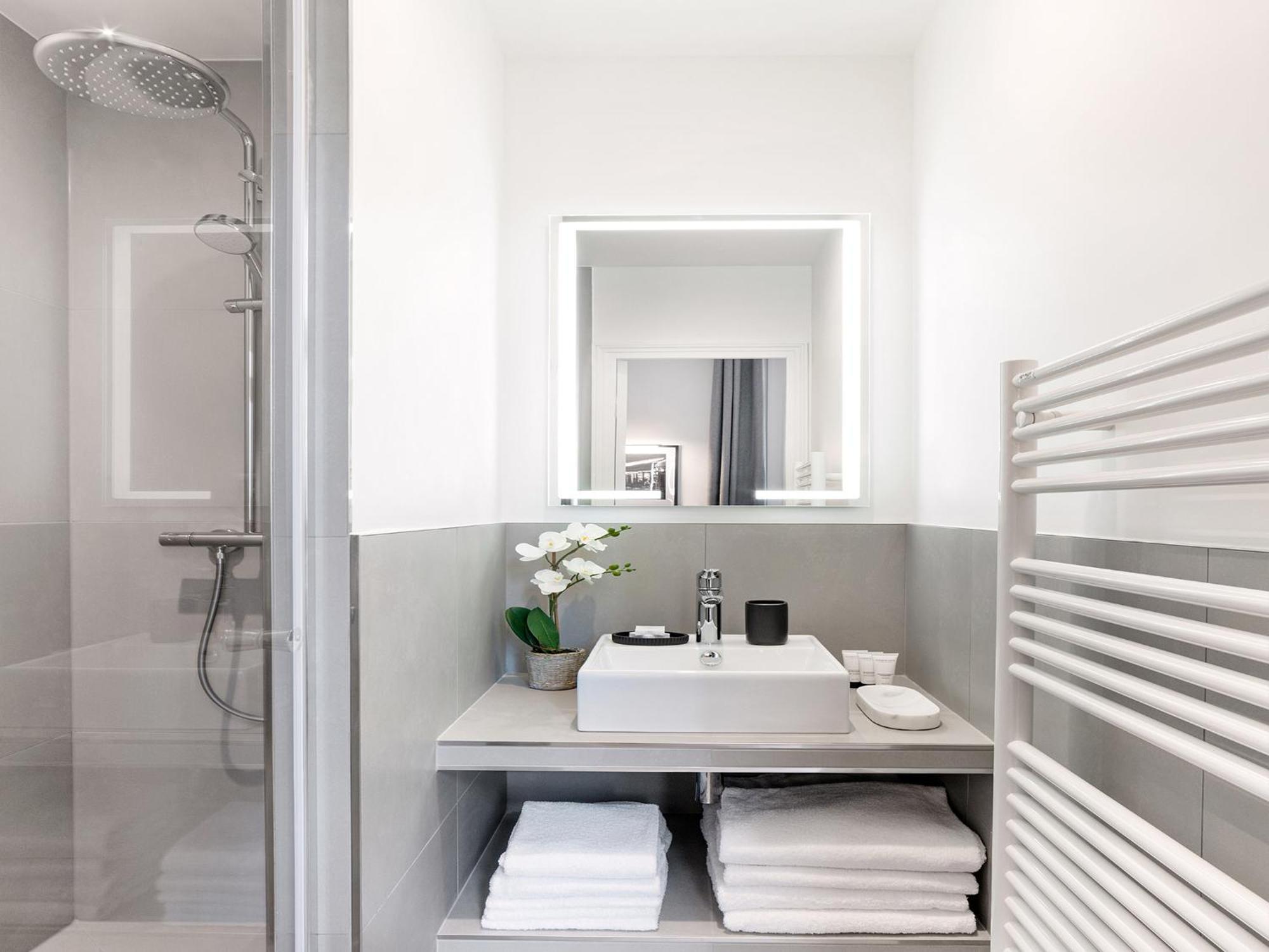 Livinparis Luxury Ac 3 Bedrooms Le Louvre Ii Paris