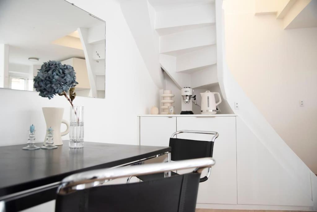 Triplex Lumineux Avec Balcon - 500m Champs Elysees Apartment Paris