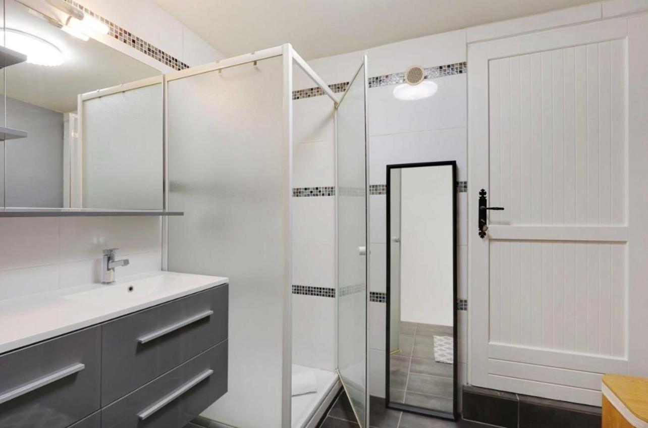 Appartement Magnifique 2 Pieces, Clair Neuf *