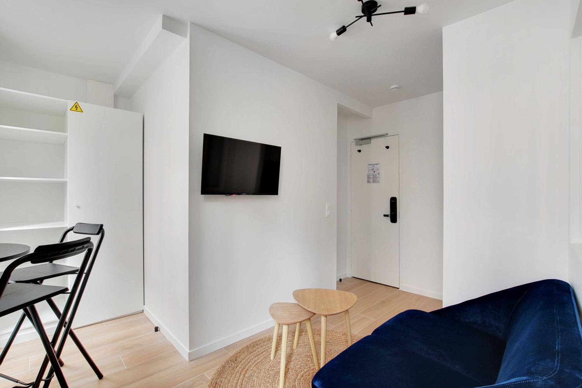 Newly Renovated Republique Apartment *