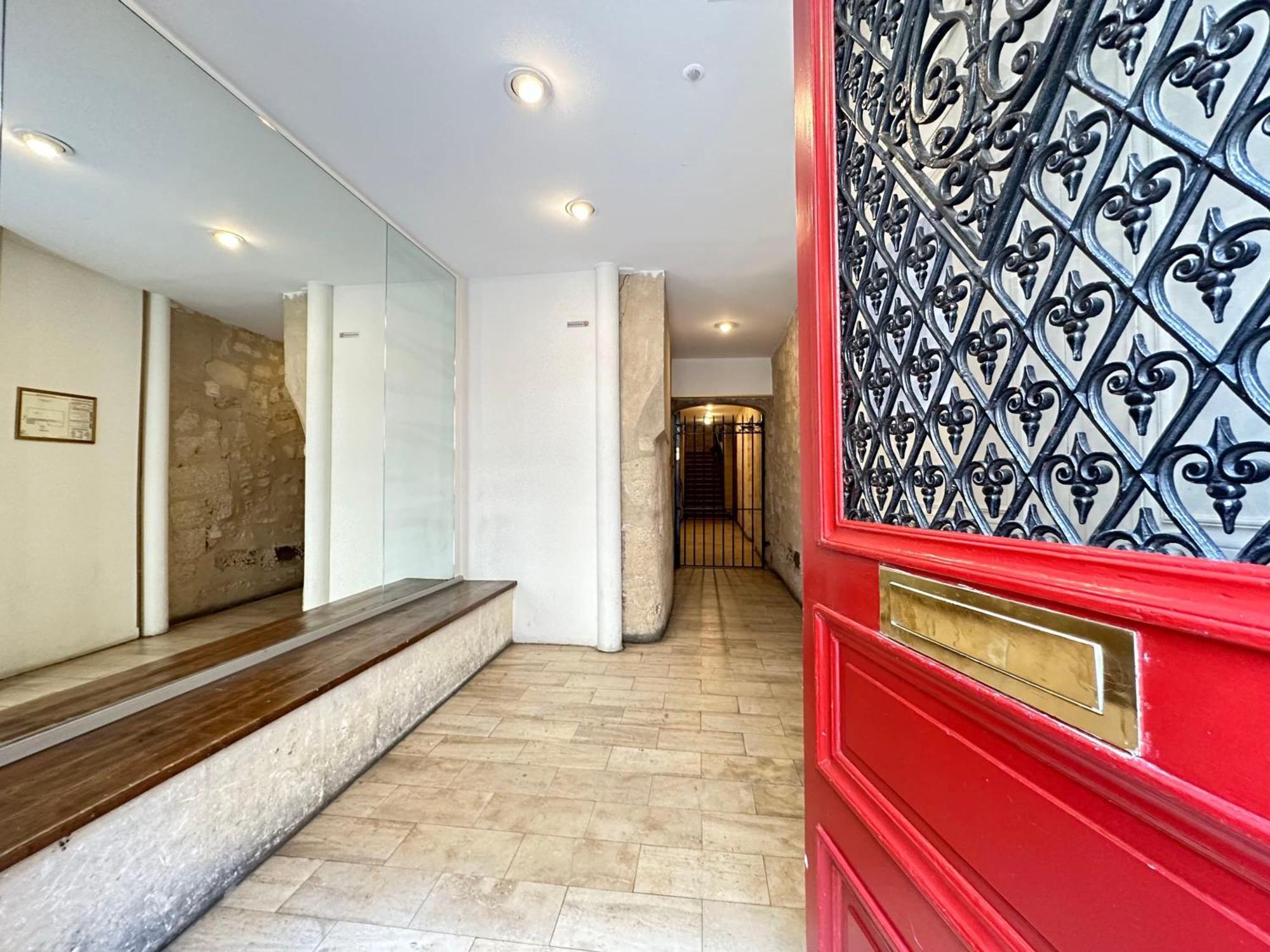 Stylish Steps From Le Marais Apartment Paris