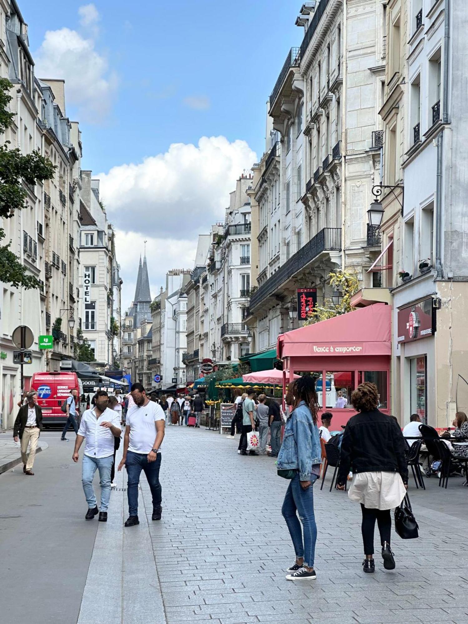 Stylish Steps From Le Marais * Paris