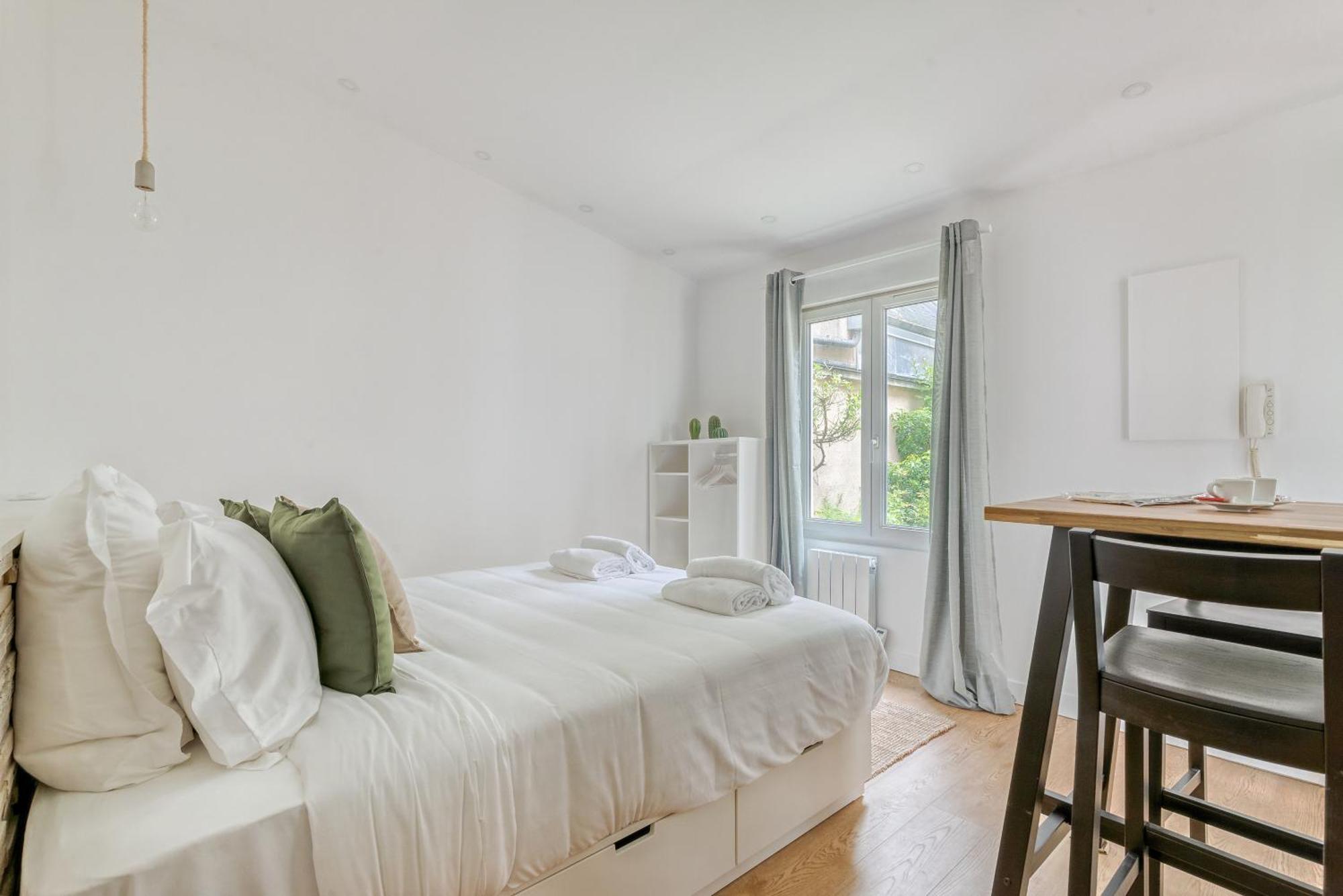 Charming Little House In Th Heart Of Batignolles Paris