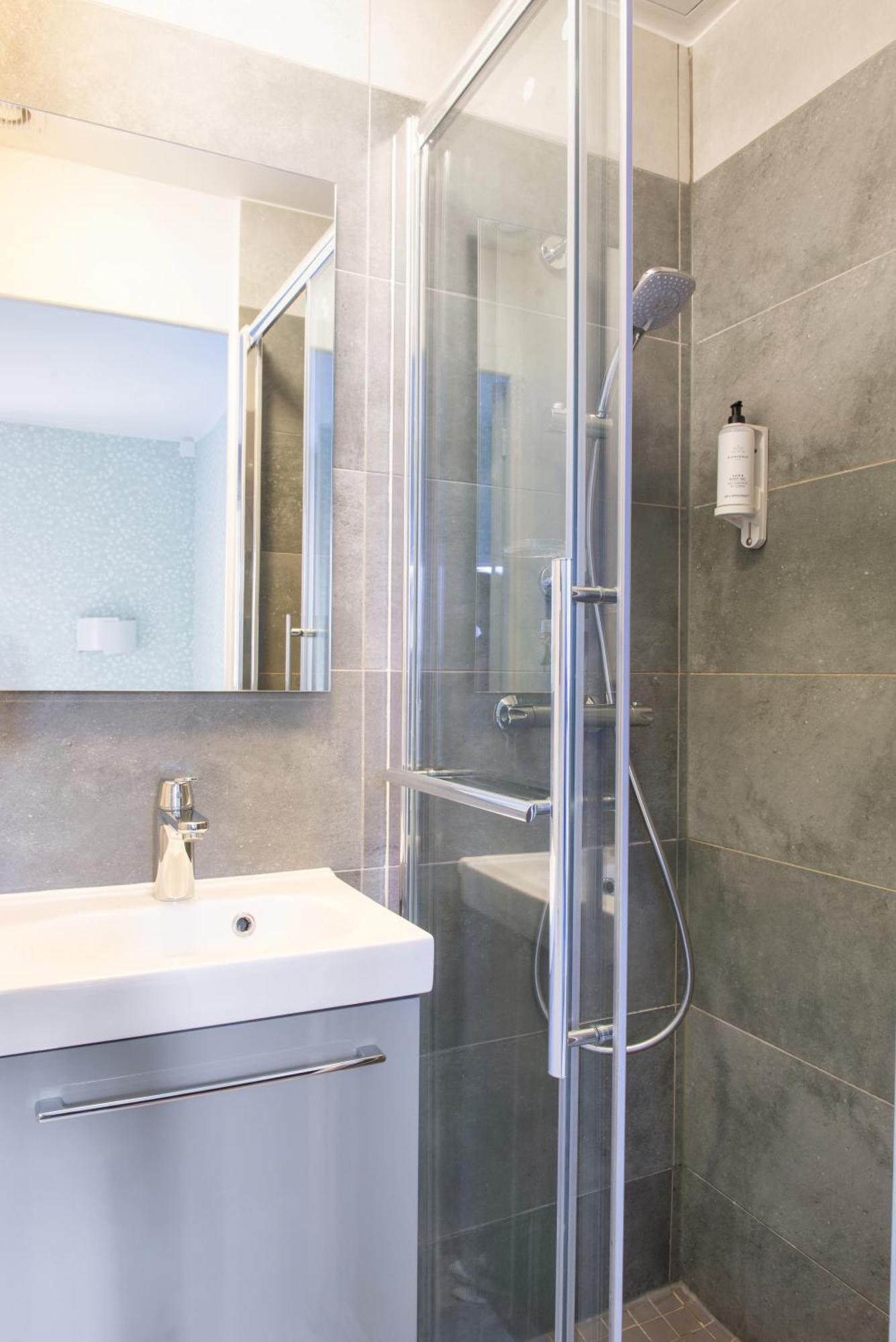 Hotel Avama Prony Paris
