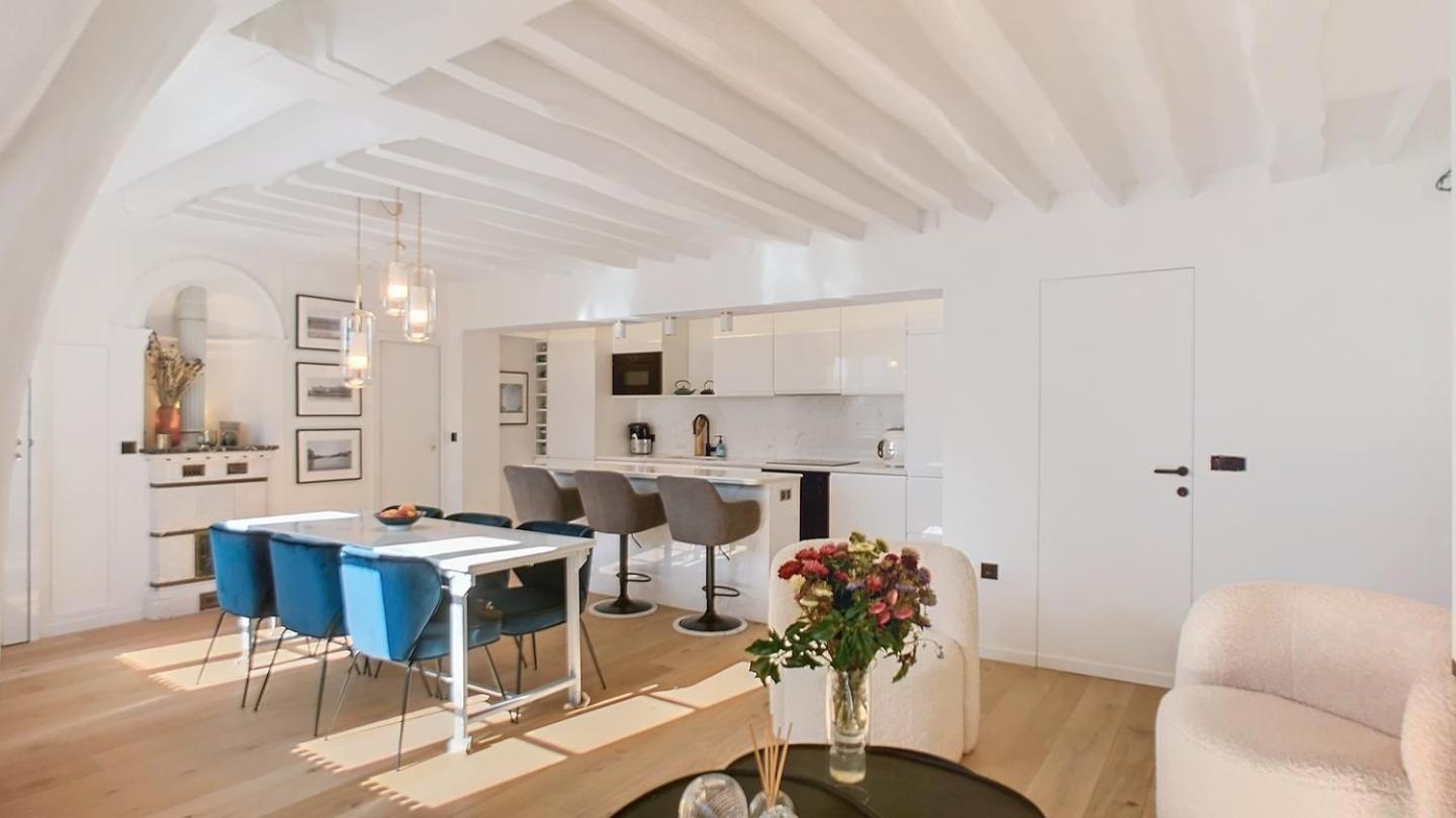 Chic A La Parisienne, - Marais Apartment *