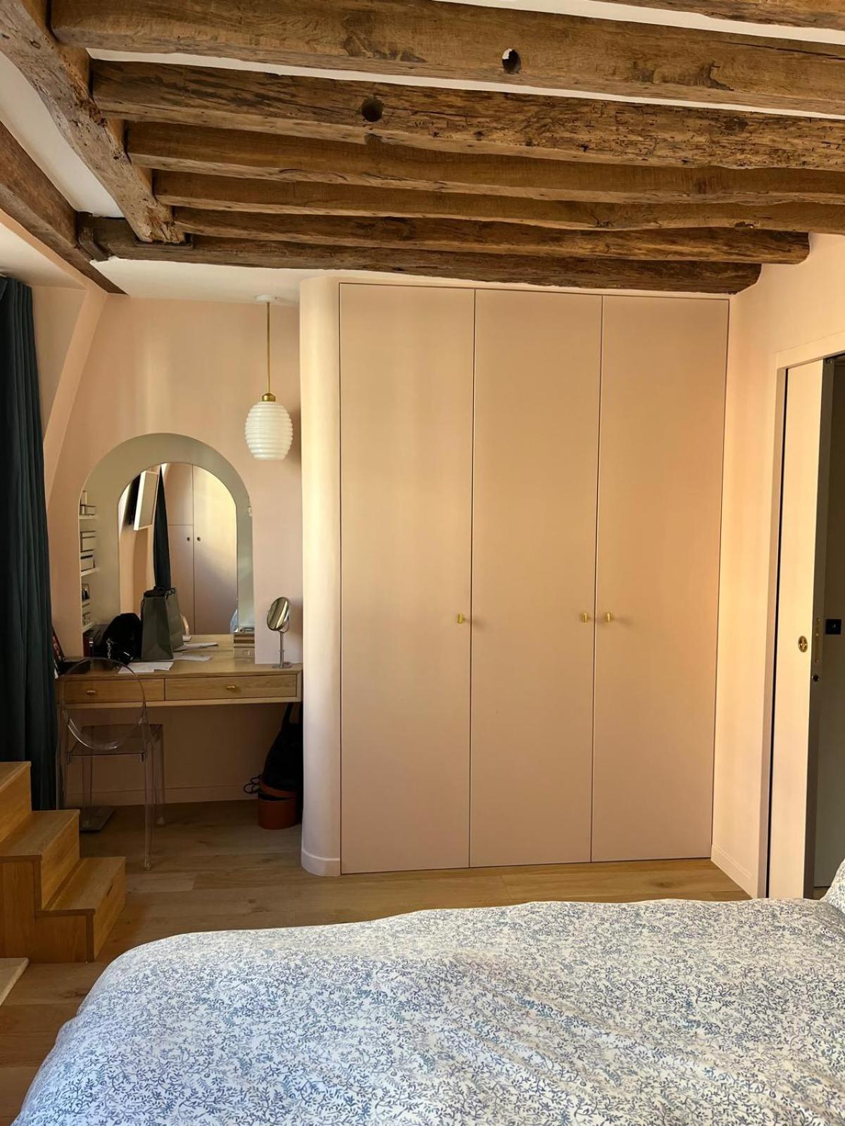 Chic A La Parisienne, - Marais Apartment Paris