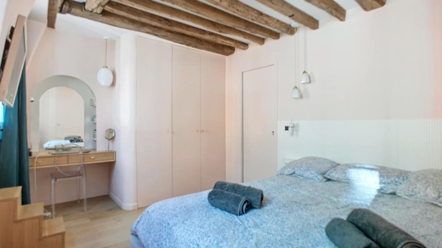 Chic A La Parisienne, - Marais Apartment *