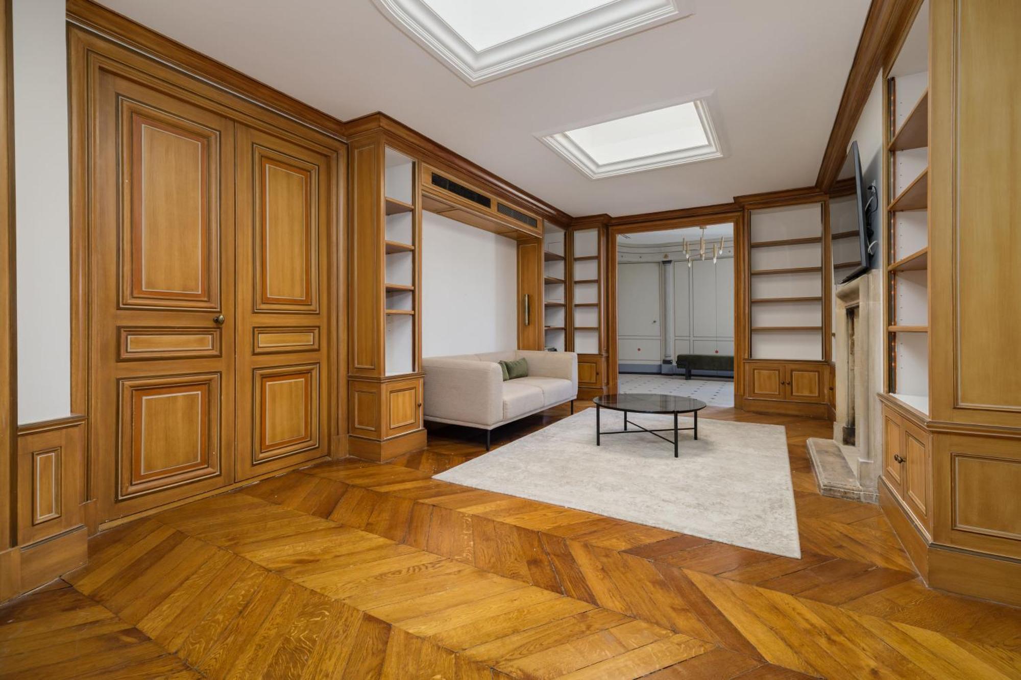 Luxury - Avenue Montaigne Apartment Paris