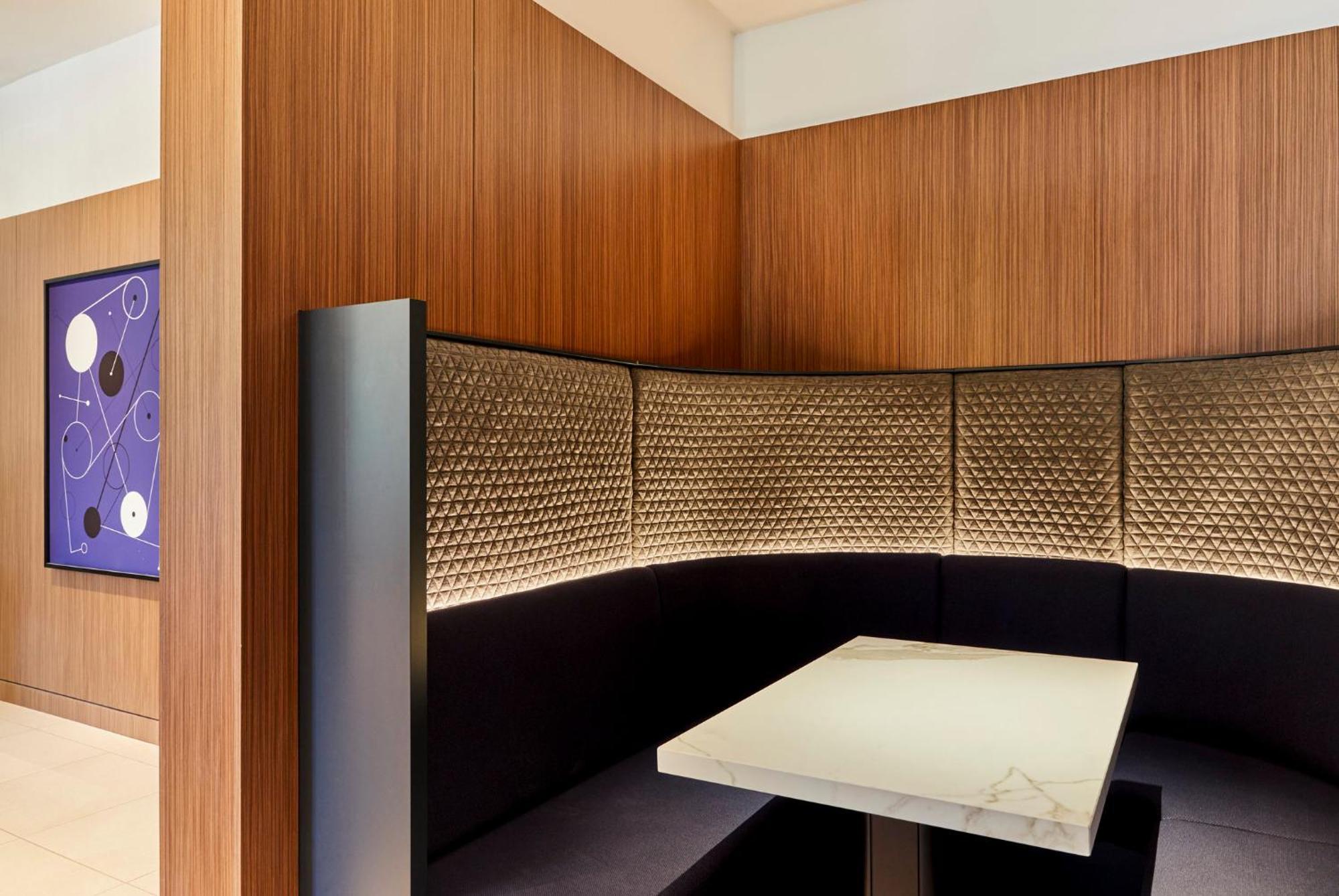 Hotel Crowne Plaza République, An Ihg 4*