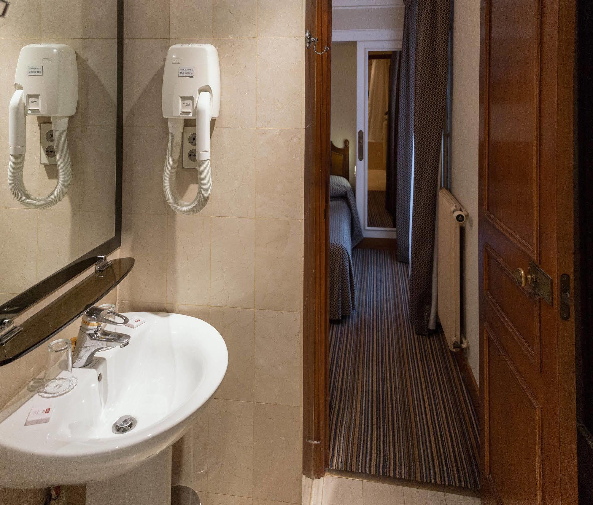 Hotel Saint Christophe Paris