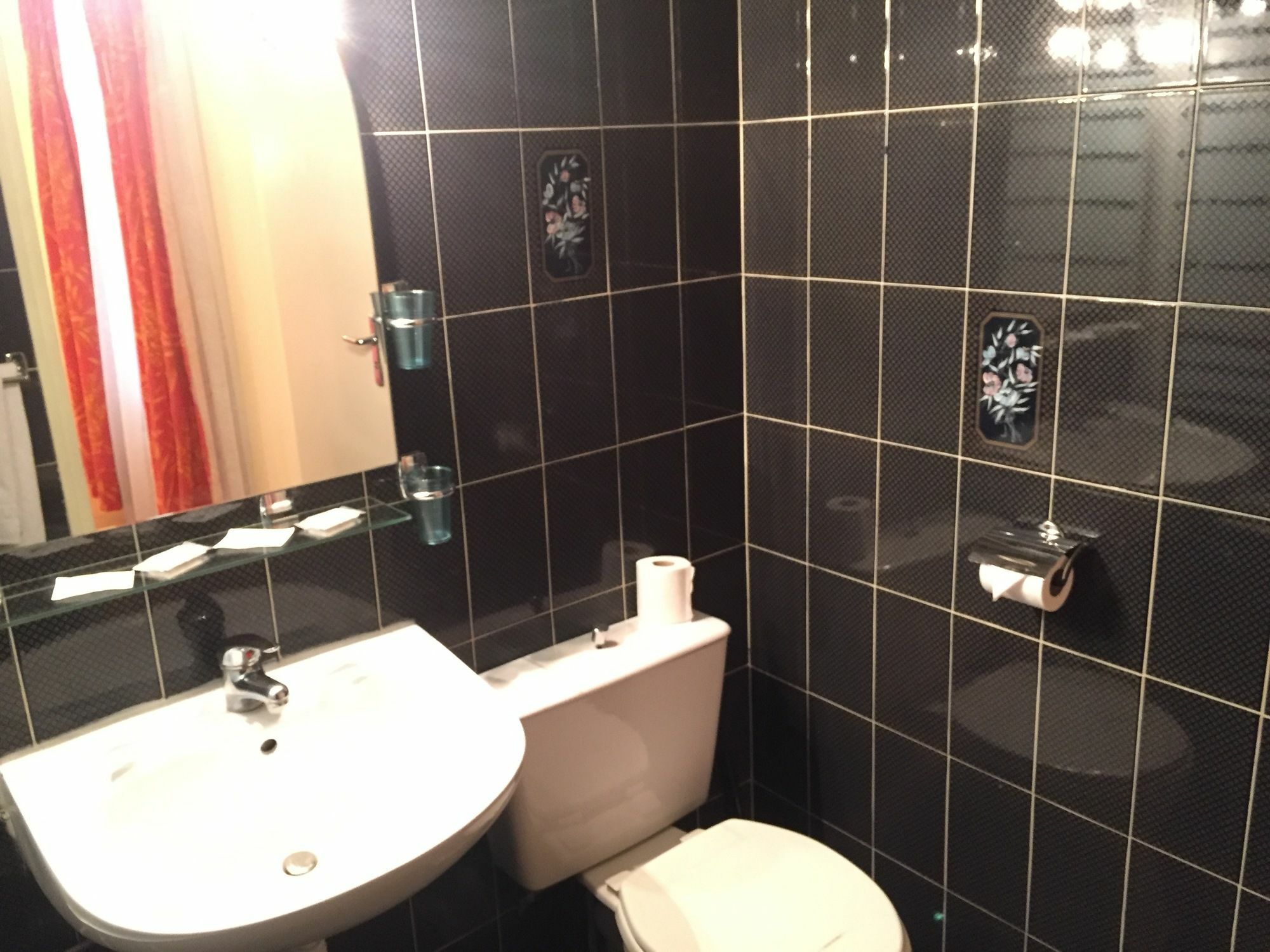 Hotel Des Pyrenees - Entre Bastille Et Nation 2*